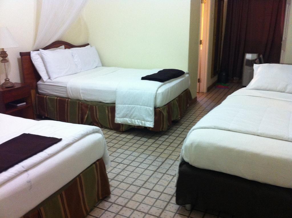 Executive Airport Hotel เอนเทบเบ้ ห้อง รูปภาพ