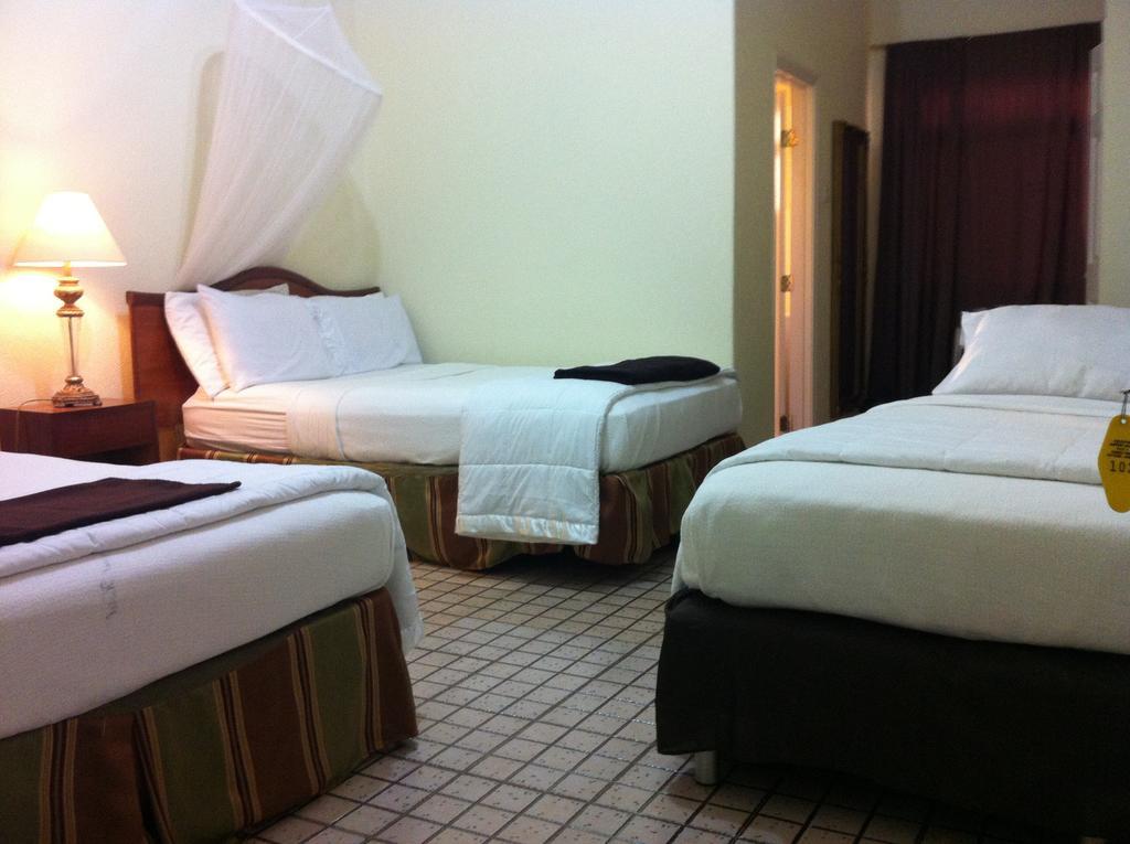 Executive Airport Hotel เอนเทบเบ้ ห้อง รูปภาพ